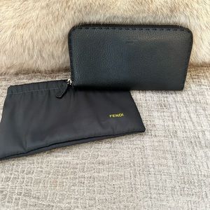 Fendi black leather zippy wallet😍